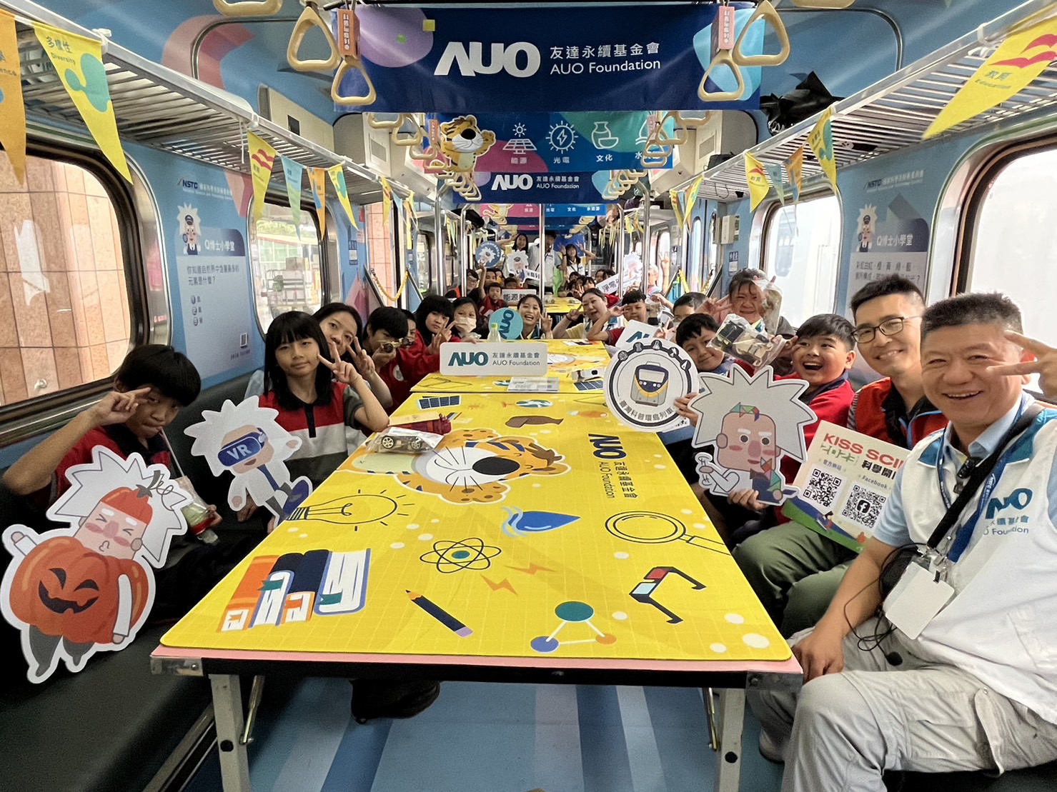永續基金會參與「臺灣科普環島列車」，設計基礎科學車廂課程，以「淨零碳排和永續能源」為主題，讓學生透過創意實驗認識淨零知識，以及思考生活中的減碳行為