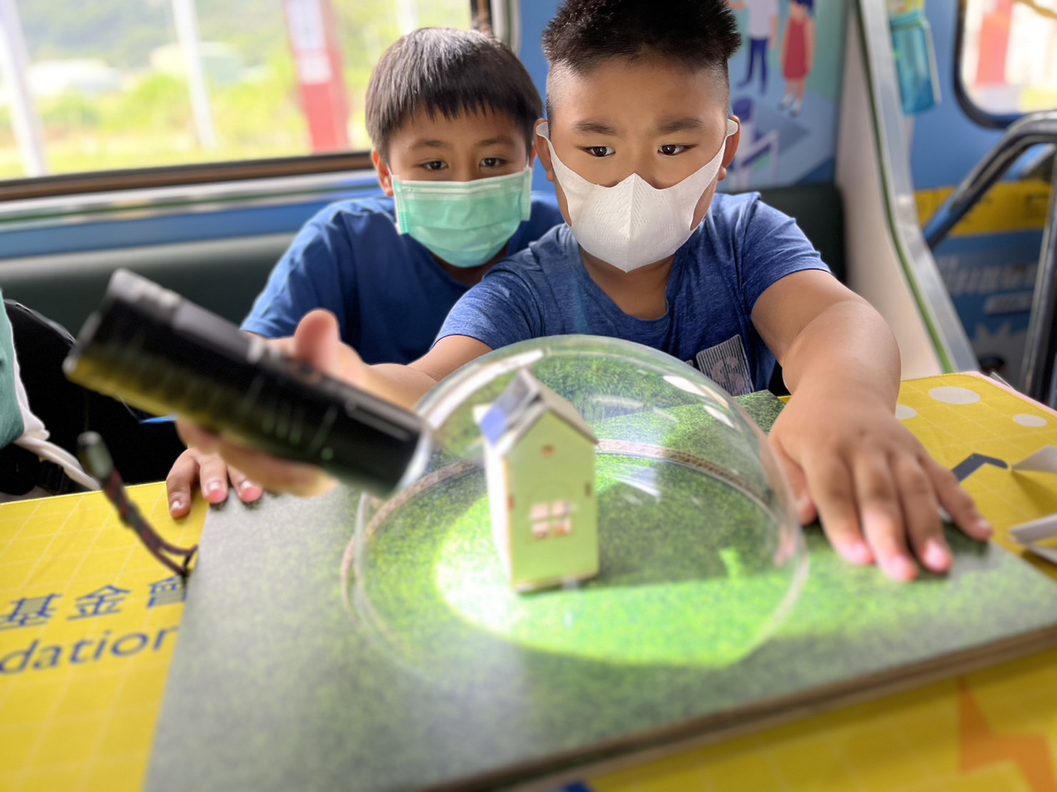 參與基礎科學主題車廂，以STEAM教學精神，設計「逐日科學家」、「太陽能工程師」以及「淨零建築師」三大能源科普課程和實驗