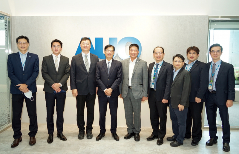 光電前進亞灣成立「AUO解決方案研發中心」，作為多元場域解決方案研發及試驗場域（圖中左為高雄市長陳其邁、圖中右為光電董事長彭双浪）
